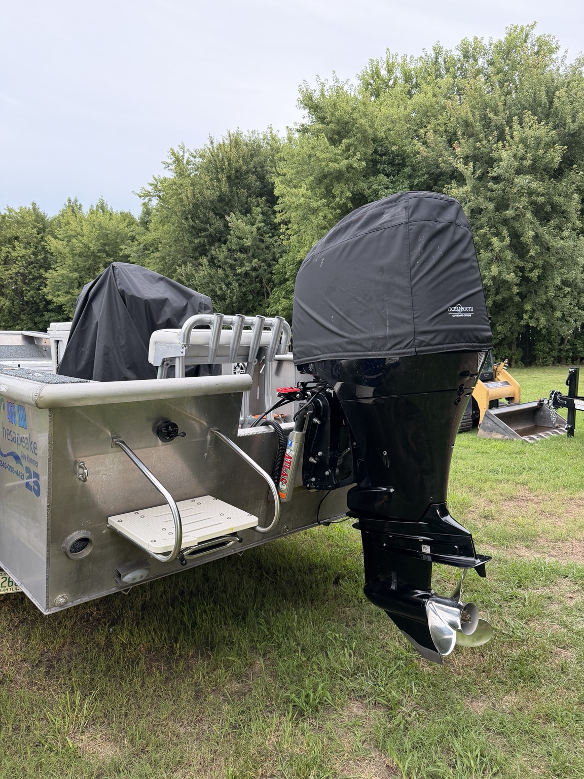 Outboard motor mounted on an aluminum boat